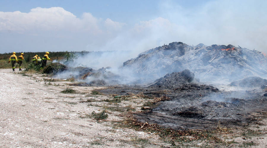 Fotos: Incendio en una escombrera de Cuéllar