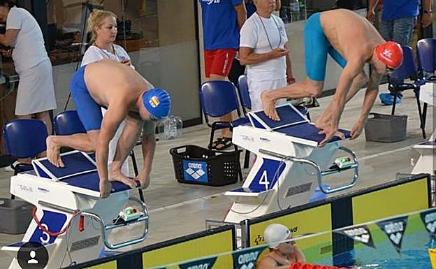 Álvaro de Frutos (i) en el momento de la salida de una prueba.