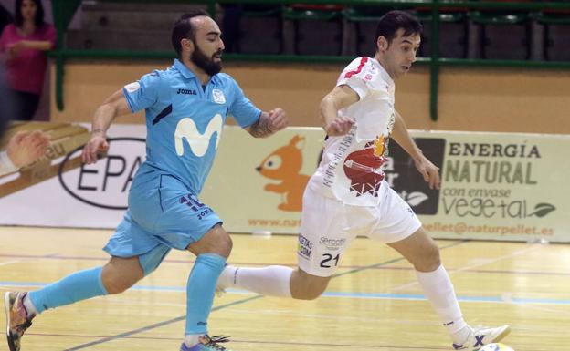 Sergio, del Naturpellet, avanza con el balón perseguido por Ricardinho.