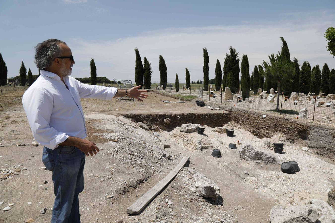 La campaña de verano en el yacimiento arqueológico de la localidad vallisoletana de Padilla de Duero ha deparado el descubrimiento de cuatro tumbas del siglo II antes de Cristo en la necrópolis vacceo romana de Las Ruedas