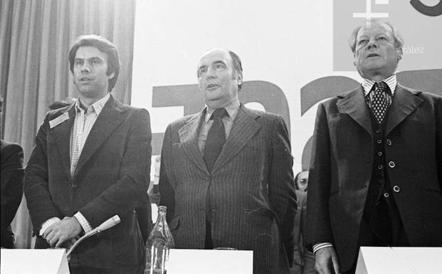 Imagen principal - Arriba. Con Miterrand y Willy Brandt. Abajo. Visita a una mina de Cala (Huelva); González abraza a Fidel Castro. 