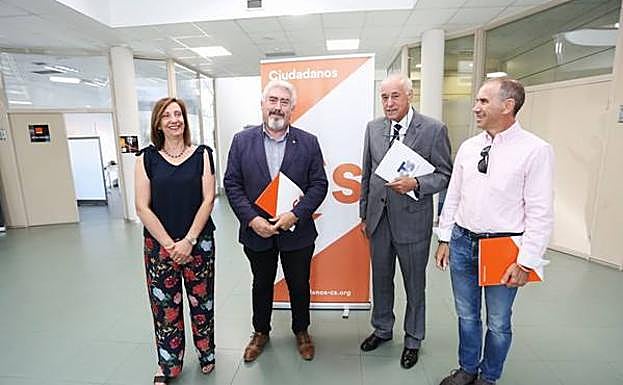 El procurador de Ciudadanos José Ignacio Delgado (segundo por la derecha), tras reunirse con la Agrupación Segoviana de Transportistas (Asetra ). Ical