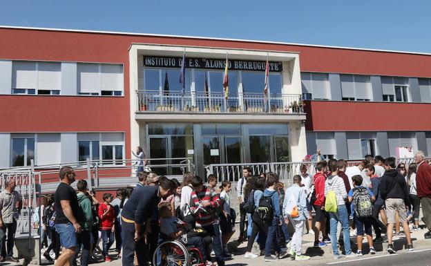 Salida del colegio IES Alonso Berruguete. 