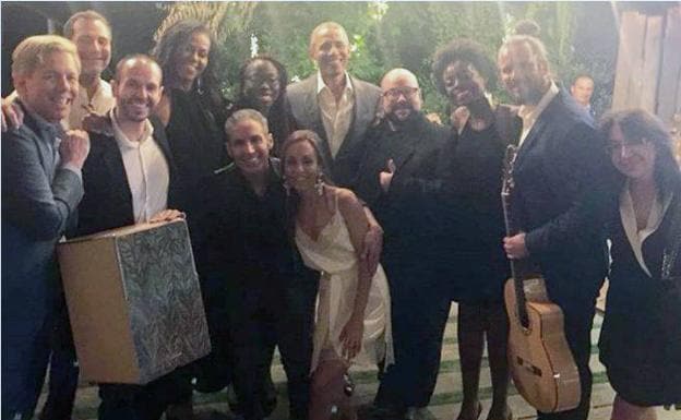 Michelle Obama, cuarta por la izquierda, junto a varios artistas en su cena en Madrid, entre ellos Pitingo. 