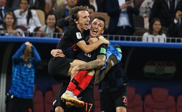 Modric y Mandzukic celebran el pase de Croacia a la final. 
