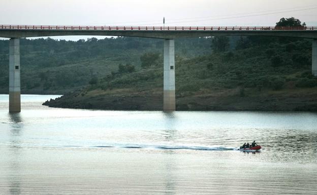 Imagen principal - Labores de búsqueda en el río Ágreda.