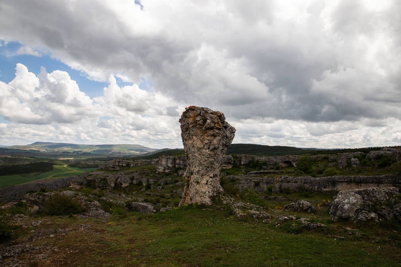 En la localidad palentina de Villaescusa de las Tuerces se levanta las gigantescas piedras en forma de setas, puentes y arcos naturales, cerrados callejones y umbrías covachuelas que dan lugar a un encantado paisaje en el que parecen habitar duendes y brujas