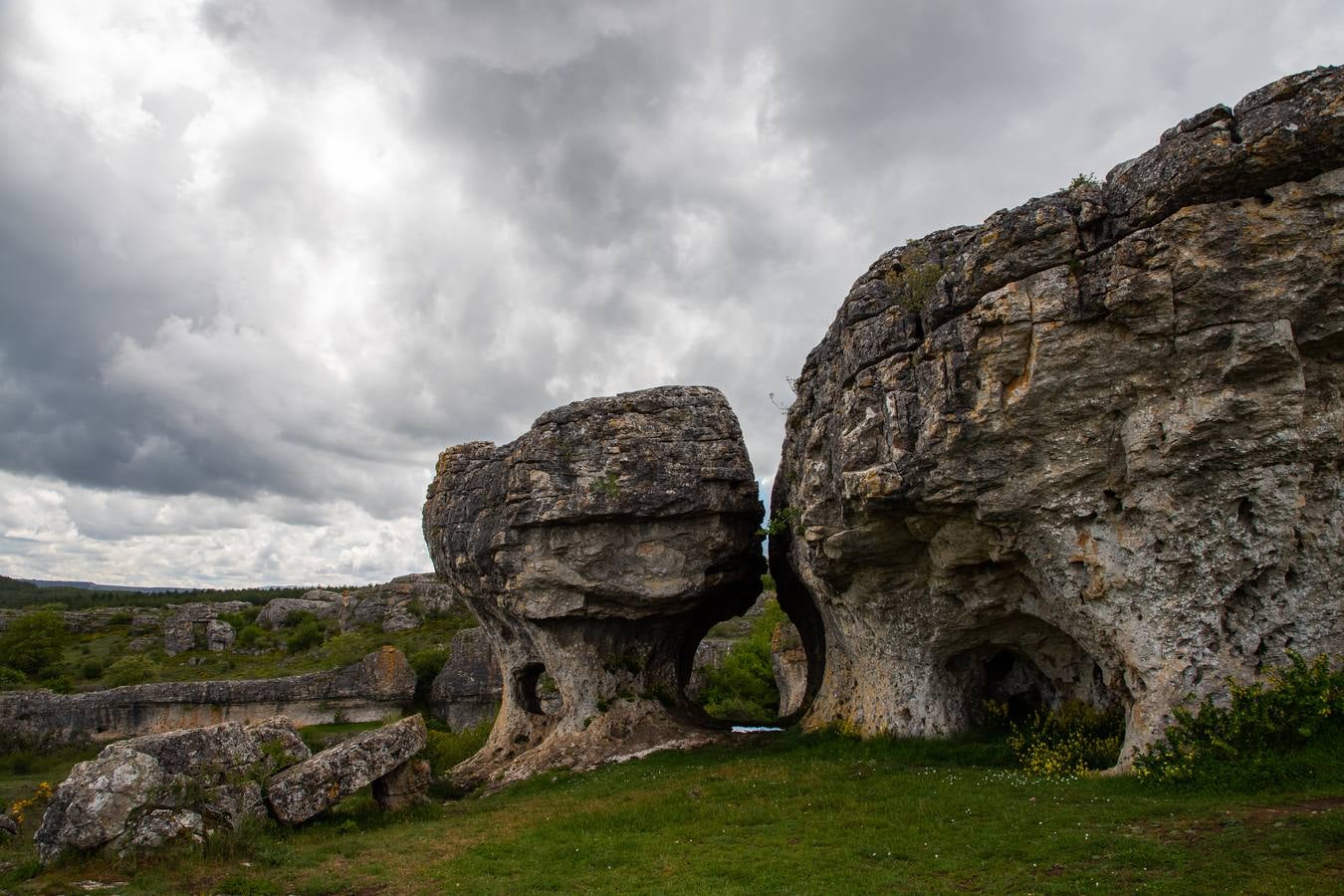 En la localidad palentina de Villaescusa de las Tuerces se levanta las gigantescas piedras en forma de setas, puentes y arcos naturales, cerrados callejones y umbrías covachuelas que dan lugar a un encantado paisaje en el que parecen habitar duendes y brujas