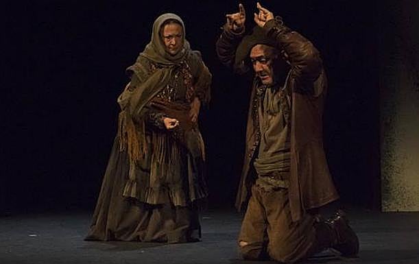 Arturo Querejeta, de rodillas, en una escena de la obra. 