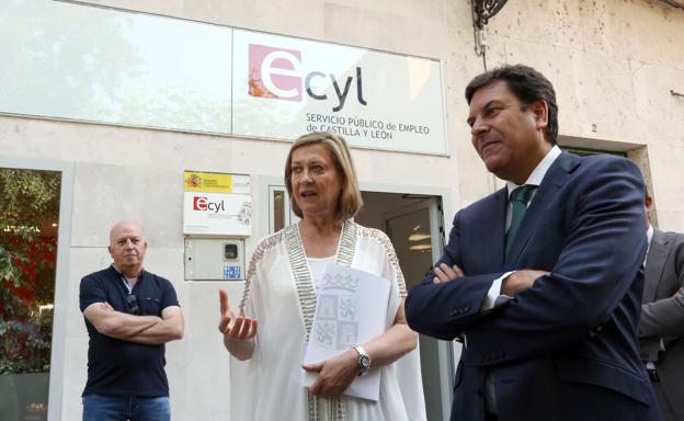 Los consejeros de Economía y Hacienda y Empleo, Pilar del Olmo y Carlos Fernández Carriedo, visitan las instalaciones de la Oficina del Servicio Público de Empleo de Peñafiel (Valladolid) 