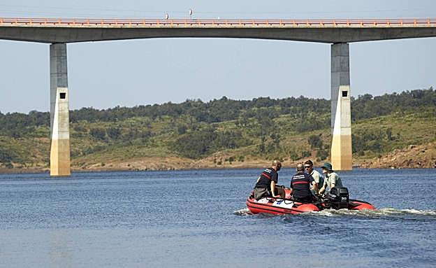 Tareas de búsqueda del hombre desaparecido en el pantano de Irueña.