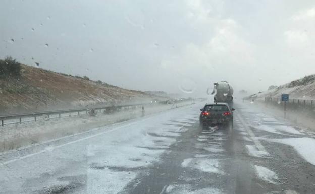 La A-67, cubierta por el granizo. 