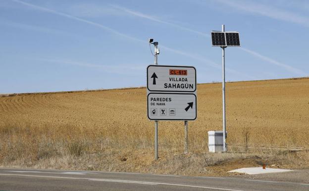 Cámara de radar de tramo sobre un cartel indicador en la CL-613, a la altura de Paredes de Nava, Palencia. 
