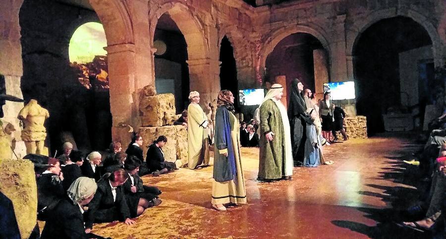 Imagen secundaria 1 - Sala de exposiciones, representación de la ópera 'Nabucco', de Verdi, y Cúpula sobre el patio del Palacio con una instalación de Javier Rego. El Norte