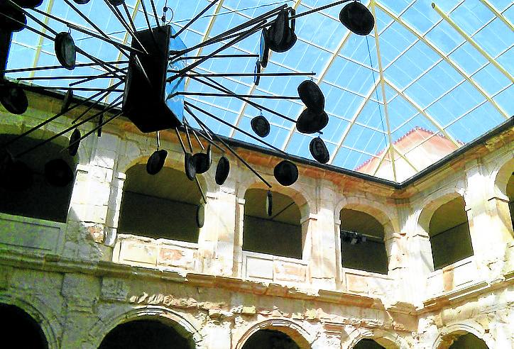 Imagen secundaria 2 - Sala de exposiciones, representación de la ópera 'Nabucco', de Verdi, y Cúpula sobre el patio del Palacio con una instalación de Javier Rego. El Norte