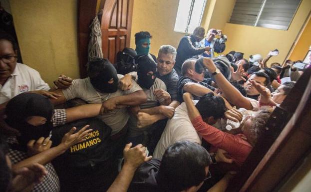 Un grupo de parapolicías agrede a varios obispos y periodistas tras irrumpir violentamente en la basílica de San Sebastián, en la ciudad de Diriamba (Nicaragua). 