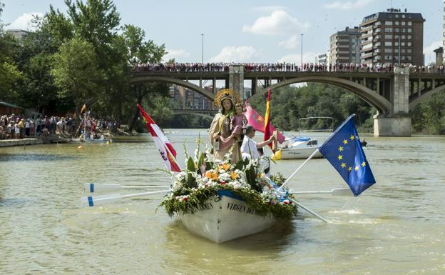 La Virgen del Carmen recorre el Pisuerga en chalana en la tradicional procesión fluvial. 