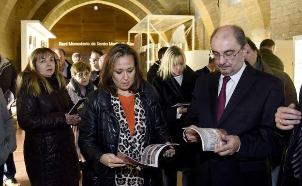 El presidente aragonés, Javier Lambán, y la consejera de Educación, Mayte Pérez, durante una visita institucional al monasterio de Sijena.