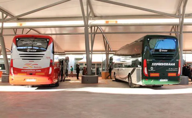 Autobuses de Avanza y La Sepulvedana en la estación. Tanarro