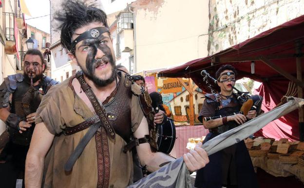 Toque de zángana y desfile amenizado por la Asociación Juvenil Alcazara y los músicos de Wyrdamur. 