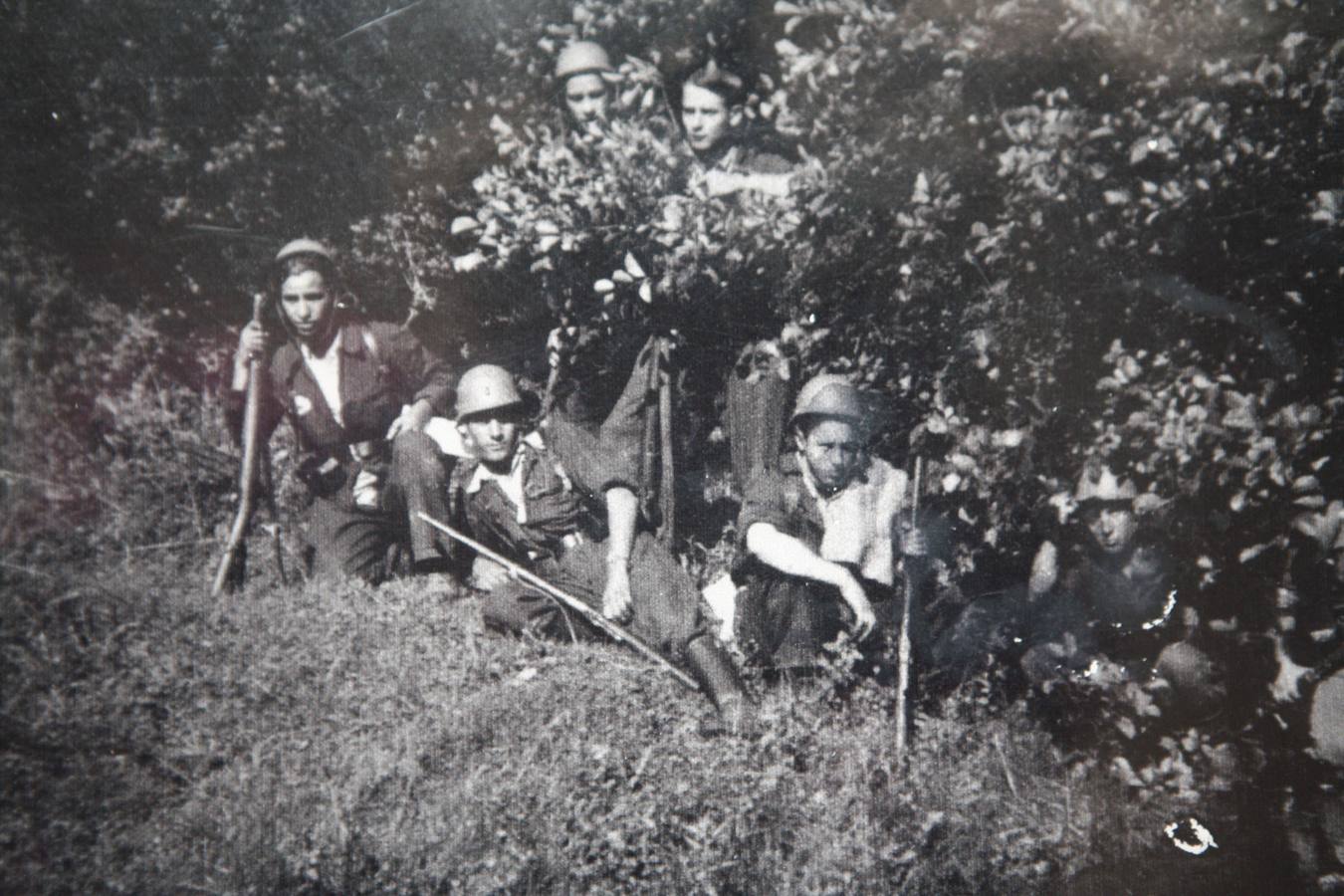 Félix Padín (2i), recluso en el campo de concentración de Miranda de Ebro durante la Guerra Civil, ataviado con el uniforme durante la Guerra.