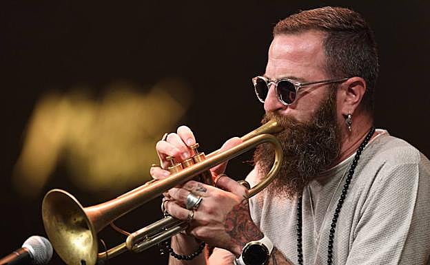 Avishai Cohen tocando su trompeta en el 52º Festival de Jazz de Montreux. 