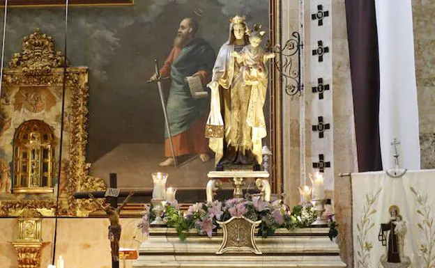 La Virgen del Carmen, montada en el paso.