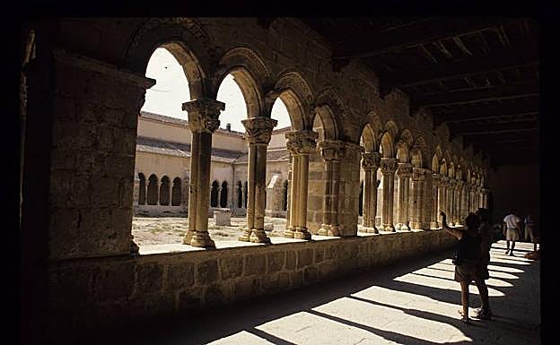 Visitantes admiran el claustro del monasterio de Santa María la Real de Nieva, en la provincia de Segovia. 