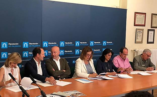 Los alcaldes de los distintos ayuntamientos en la firma de los convenios agroalimentarios
