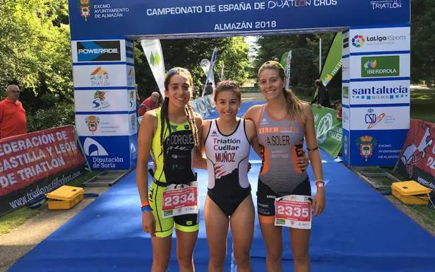 Marina Muñoz, (centro), junto a la Laura Rodríguez (i) y Ana Soler.