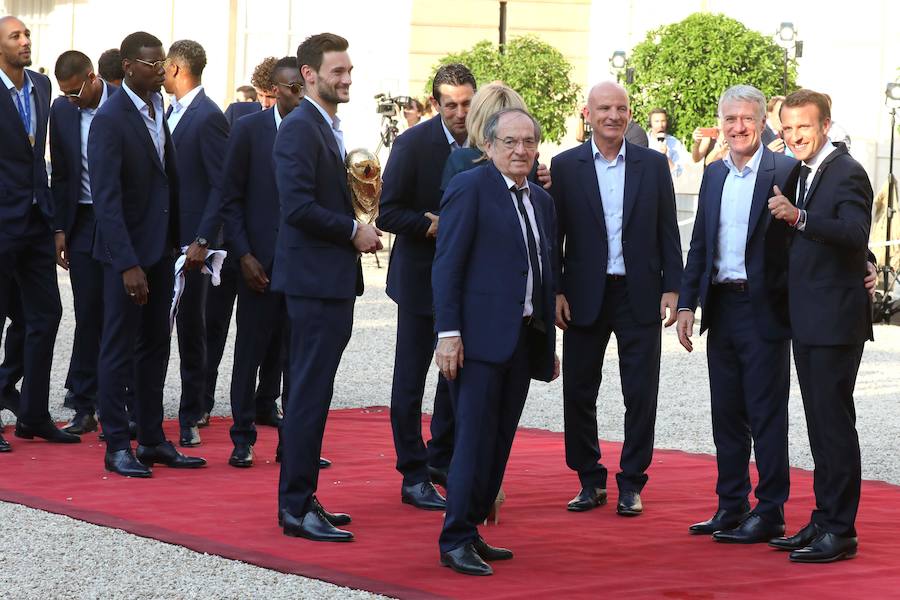 Los 'bleus' entregaron la Copa del Mundo a la afición y celebraron su victoria por las calles de París y en el Palacio del Elíseo con el presidente Emmanuel Macron