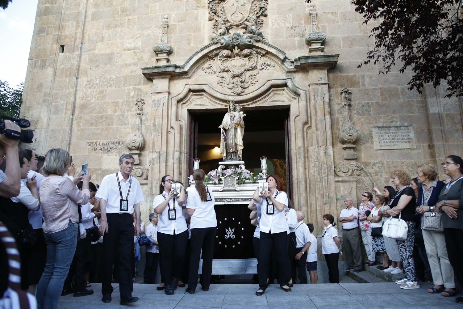 Por sexto año consecutivo, la imagen desfiló en procesión acompañada de decenas de fieles