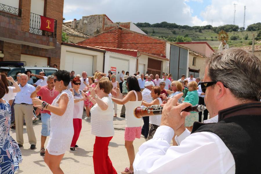 Fotos: Cevico Navero danza a la Virgen del Carmen