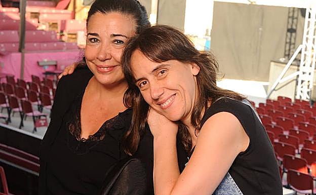 Eva del Palacio y Ana Zamora posan en la Corrala del Palacio del Caballero de Olmedo. 