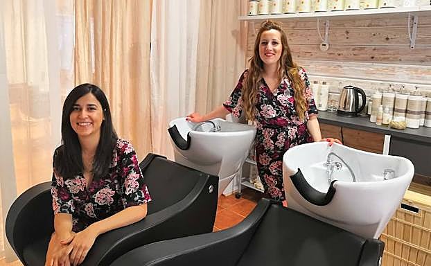 Leticia y Ana en su salón de belleza de López Gómez.