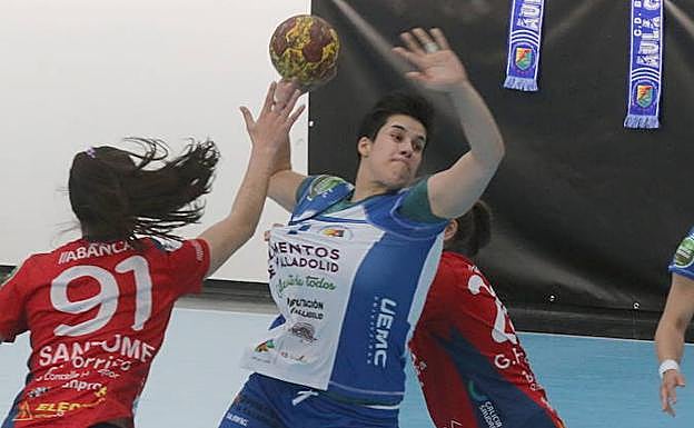 Cris trata de colarse en la defensa del Porriño. 