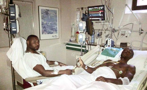 Abidal, junto a su primo Gerard, tras el trasplante de hígado que se llevó a cabo en el 2012. 