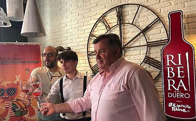 Brindis director Sonorama, Javier Ajenjo, cantante de Staytons y presidente de Ribera del Duero.