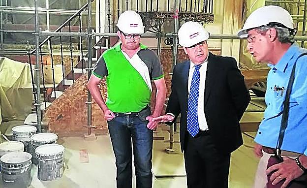 Trillo, junto al alcalde, atiende las explicaciones sobre las obras que se desarrollan en el templo.