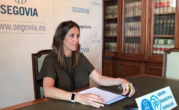 La portavoz del grupo municipal del Partido Popular (PP), Raquel Fernández, en una reciente comparecencia de prensa. 