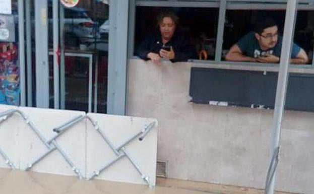 Clientes del bar Candilejas 'atrincherados' dentro del local. 