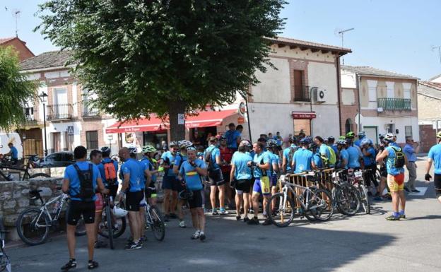 Imagen principal - Marcha Cicloturista que con motivo de la próxima festividad de Santiago de Valladolid a Megeces. 