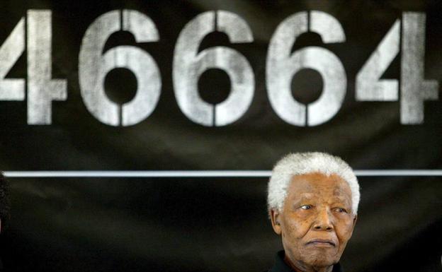 Fotografía de archivo con fecha del 17 de febrero de 2005 que muestra al Nobel de la Paz y prisionero político Nelson Mandela durante el lanzamiento de la segunda edición de los conciertos 46664 a favor de los enfermos de sida en Johannesburgo, Sudáfrica. 