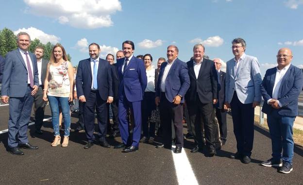 Ábalos entre Barcones y Suárez-Quiñones, en la inauguración del nuevo tramo. 