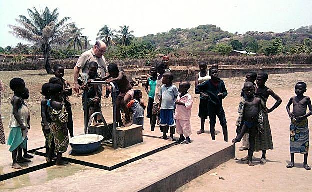 El párroco de El Espinar, Valentín Bravo, con un grupo de niños en Benín (África). 