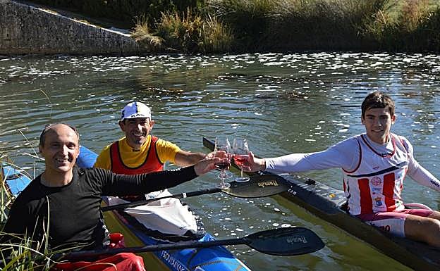 Brindis con vinos de Cigales en el Canal de Castilla. 