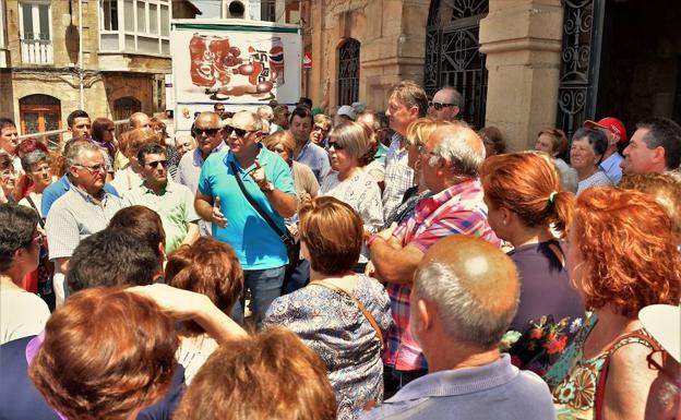 El procurador socialista Jesús Guerrero se dirige a los vecinos en una protesta celebrada la semana pasada. 