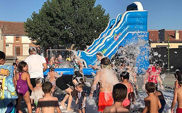 Fiesta de la espuma, una de las actividades más esperadas por los niños. 