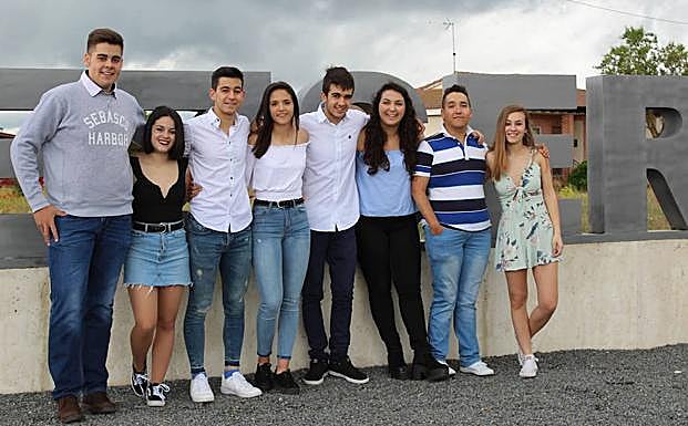 Belén del Caz, segunda por la izquierda, junto al rey, las damas y sus acompañantes. 