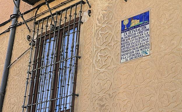 Placa de cerámica de Ignacio Zuloaga en la plaza de San Fracundo. 